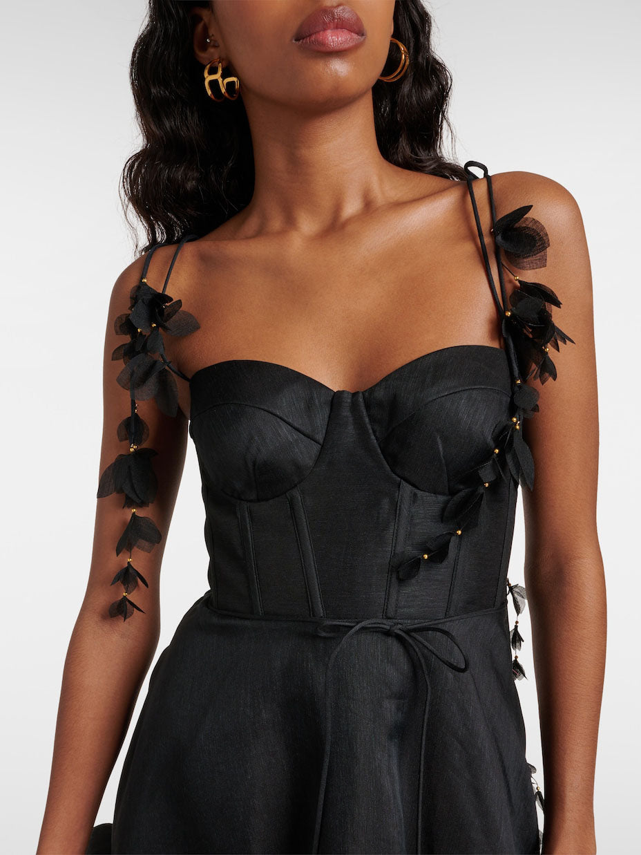 Robe mi-longue à pétales élégante et sophistiquée