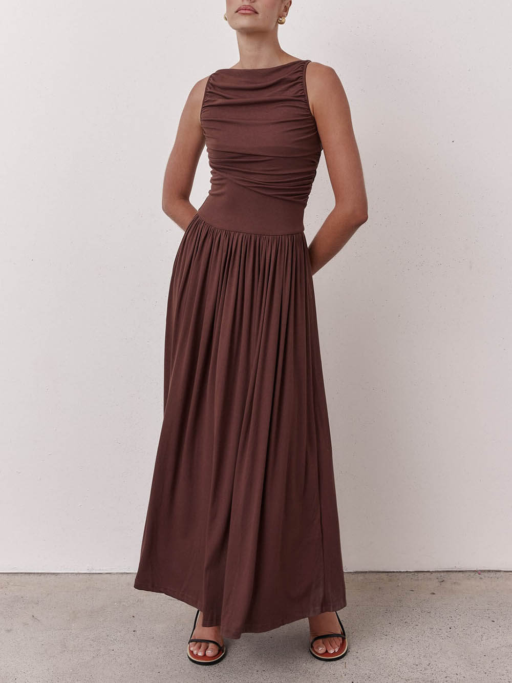 Elegante geplooide mouwloze maxi-jurk