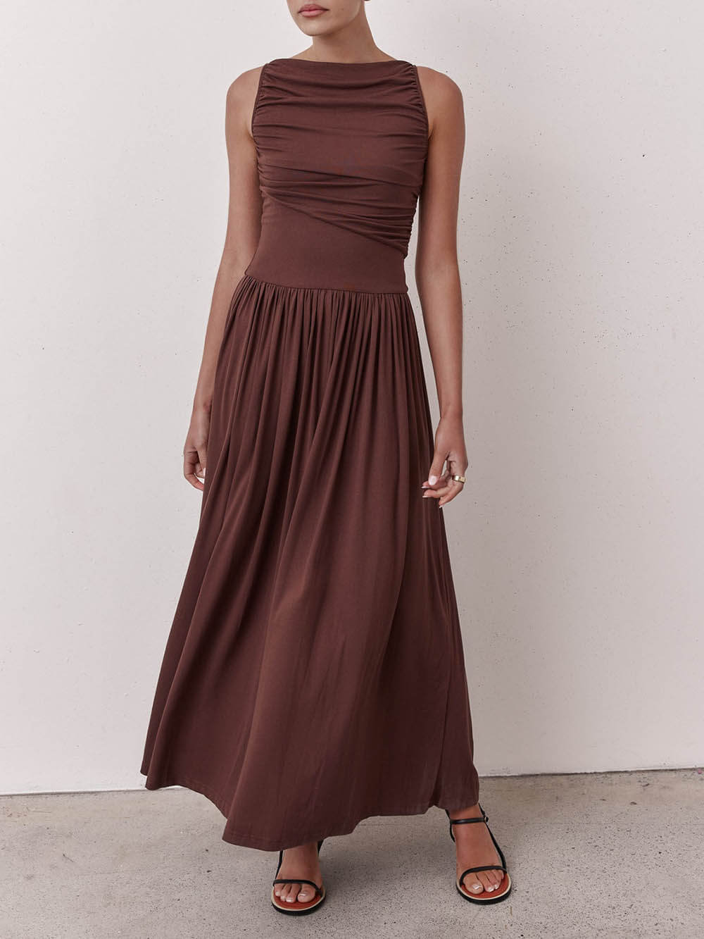 Elegante geplooide mouwloze maxi-jurk