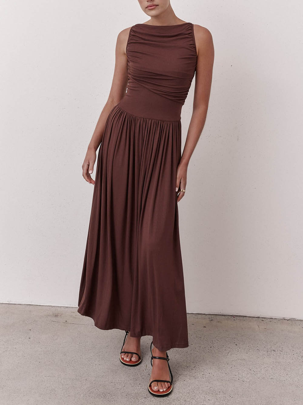Elegante geplooide mouwloze maxi-jurk