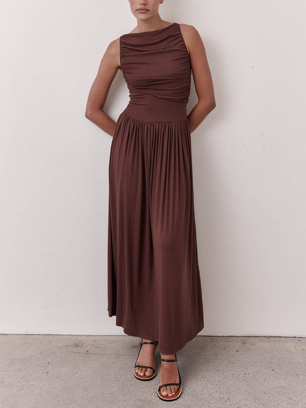 Elegante geplooide mouwloze maxi-jurk