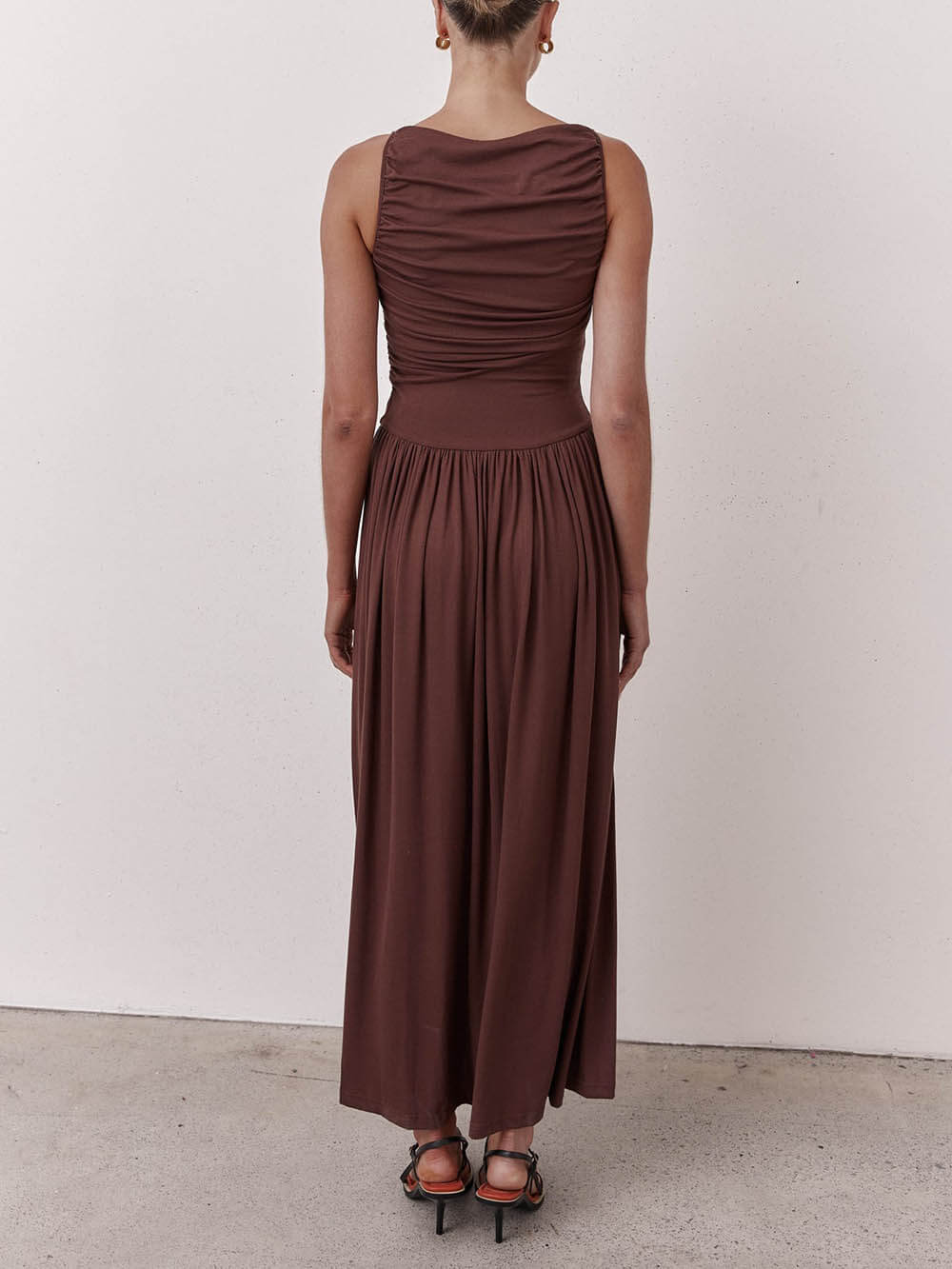 Elegante geplooide mouwloze maxi-jurk