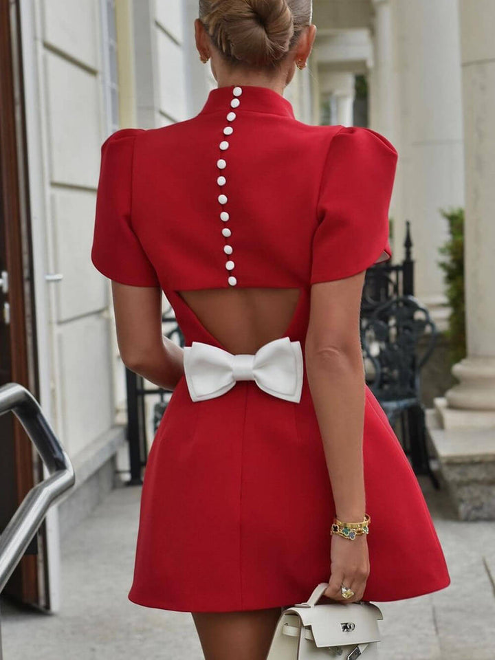 Mini-robe élégante Sweet Moment fendue à manches courtes et dos nu avec nœud