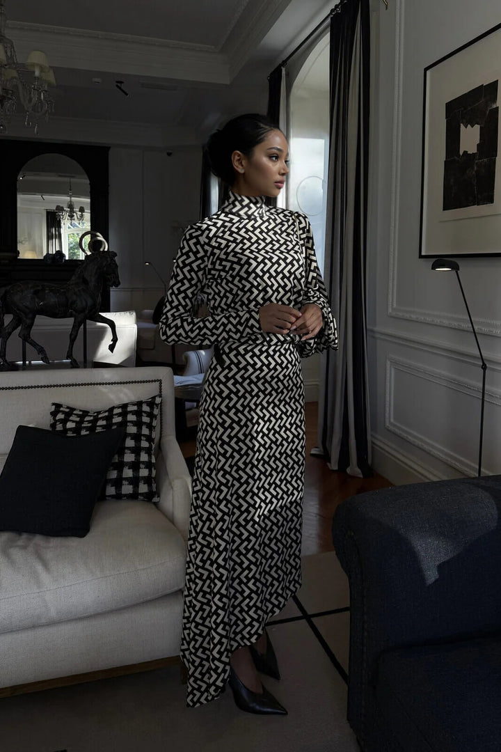 Exquisite Black And White Geometric Print Asymmetrical Maxi Dress
