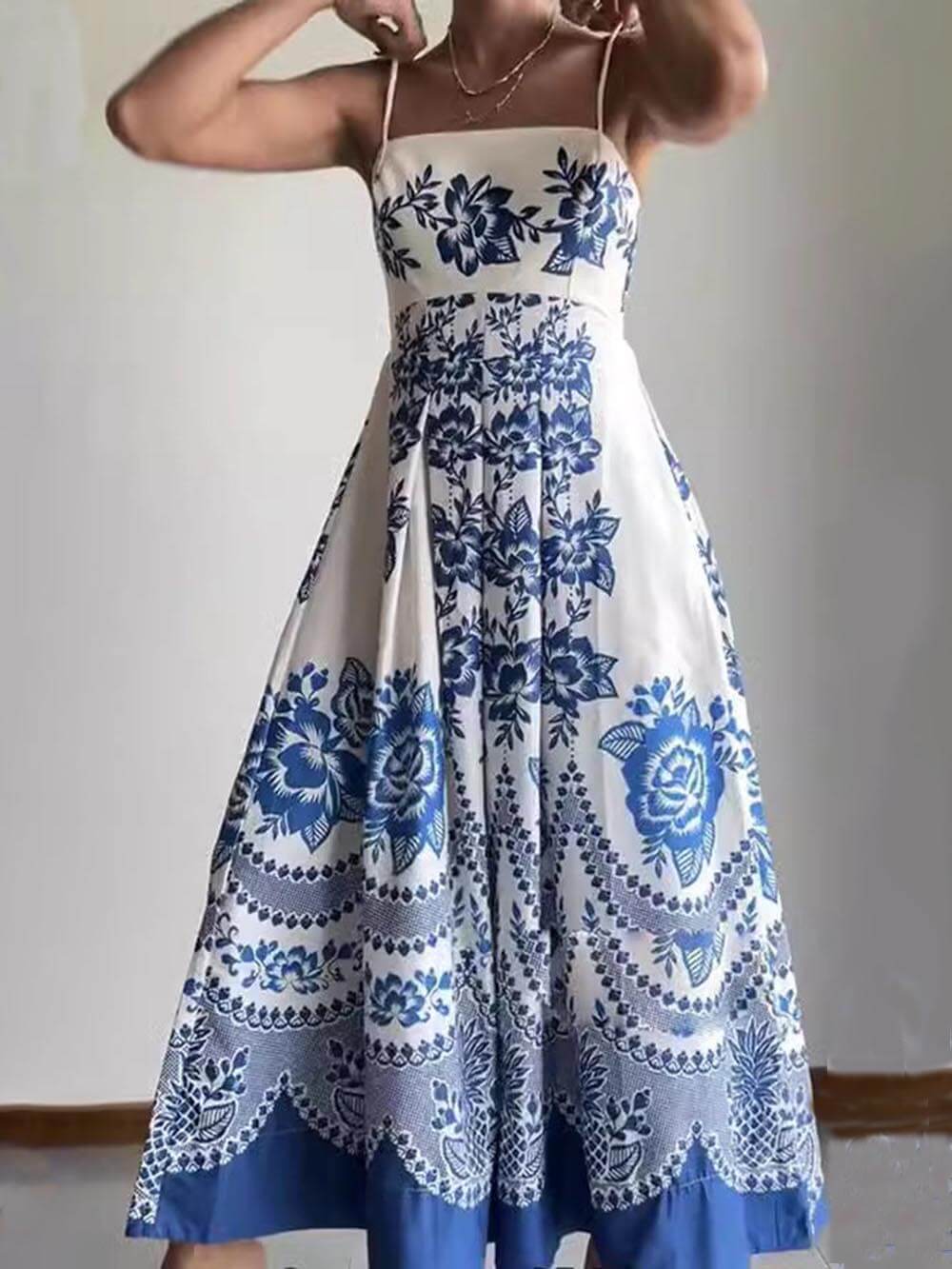 Vestido midi solto com estampa floral étnica nas costas