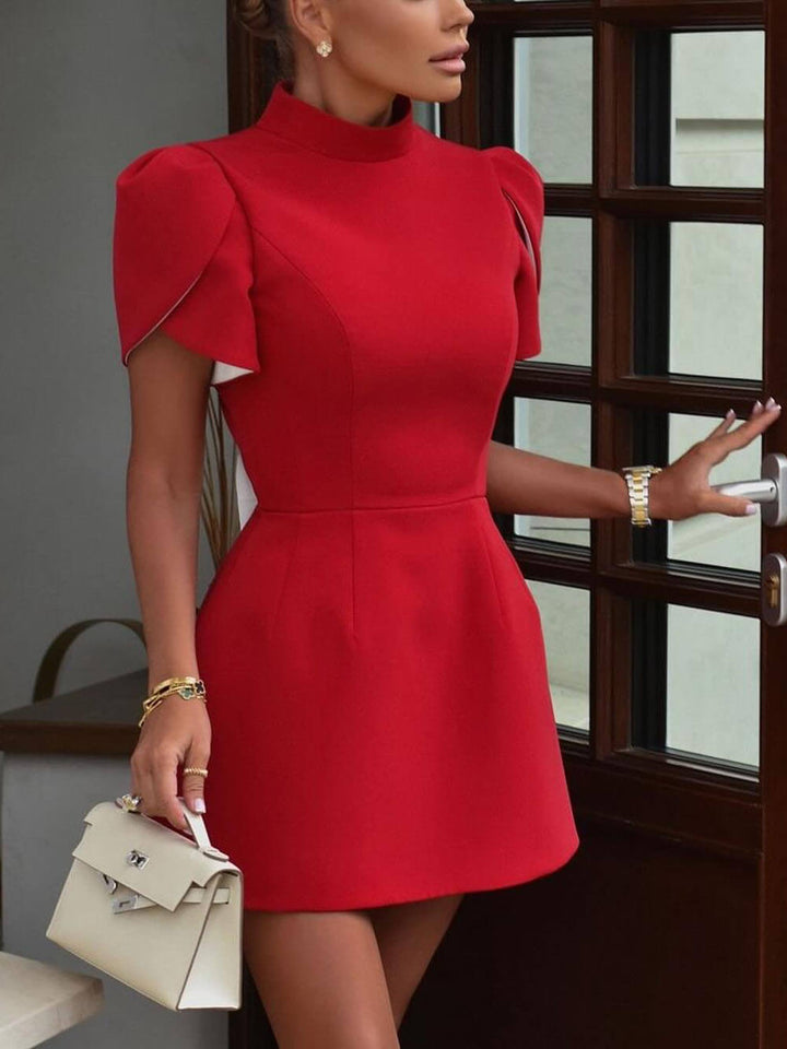 Mini-robe élégante Sweet Moment fendue à manches courtes et dos nu avec nœud