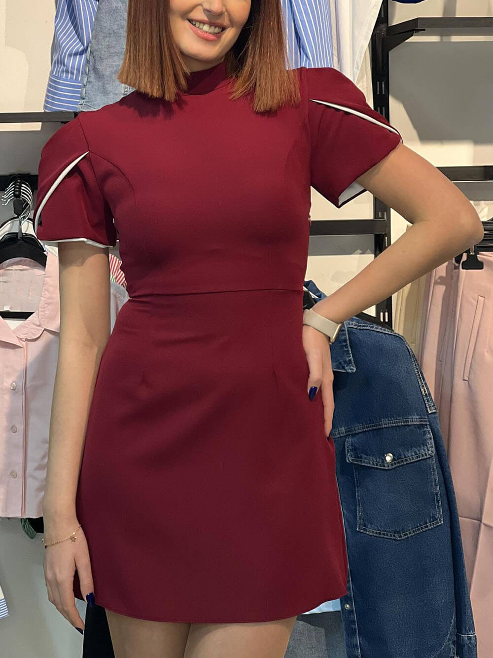 Mini-robe élégante Sweet Moment fendue à manches courtes et dos nu avec nœud