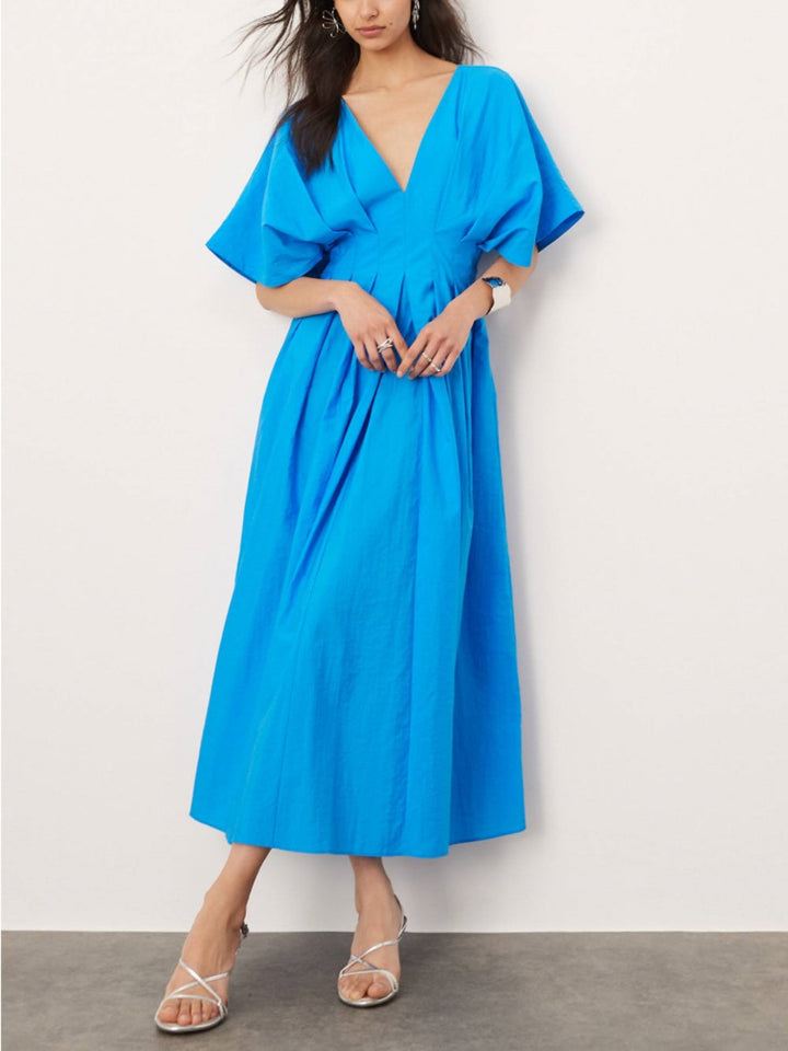 Robe midi à manches courtes et col en V en bleu