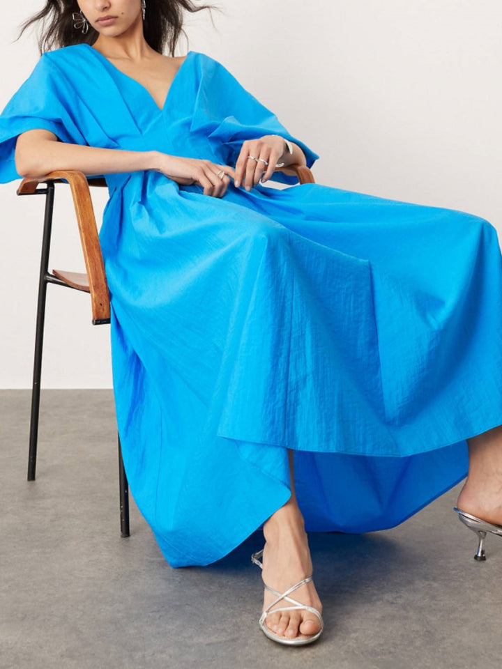 Robe midi à manches courtes et col en V en bleu