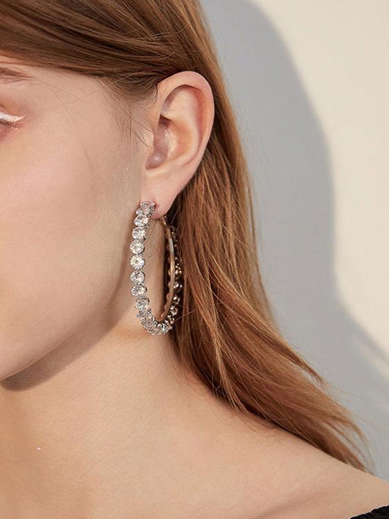 Übertriebene Diamant-Silbernadel-Ohrringe mit großem Kreis