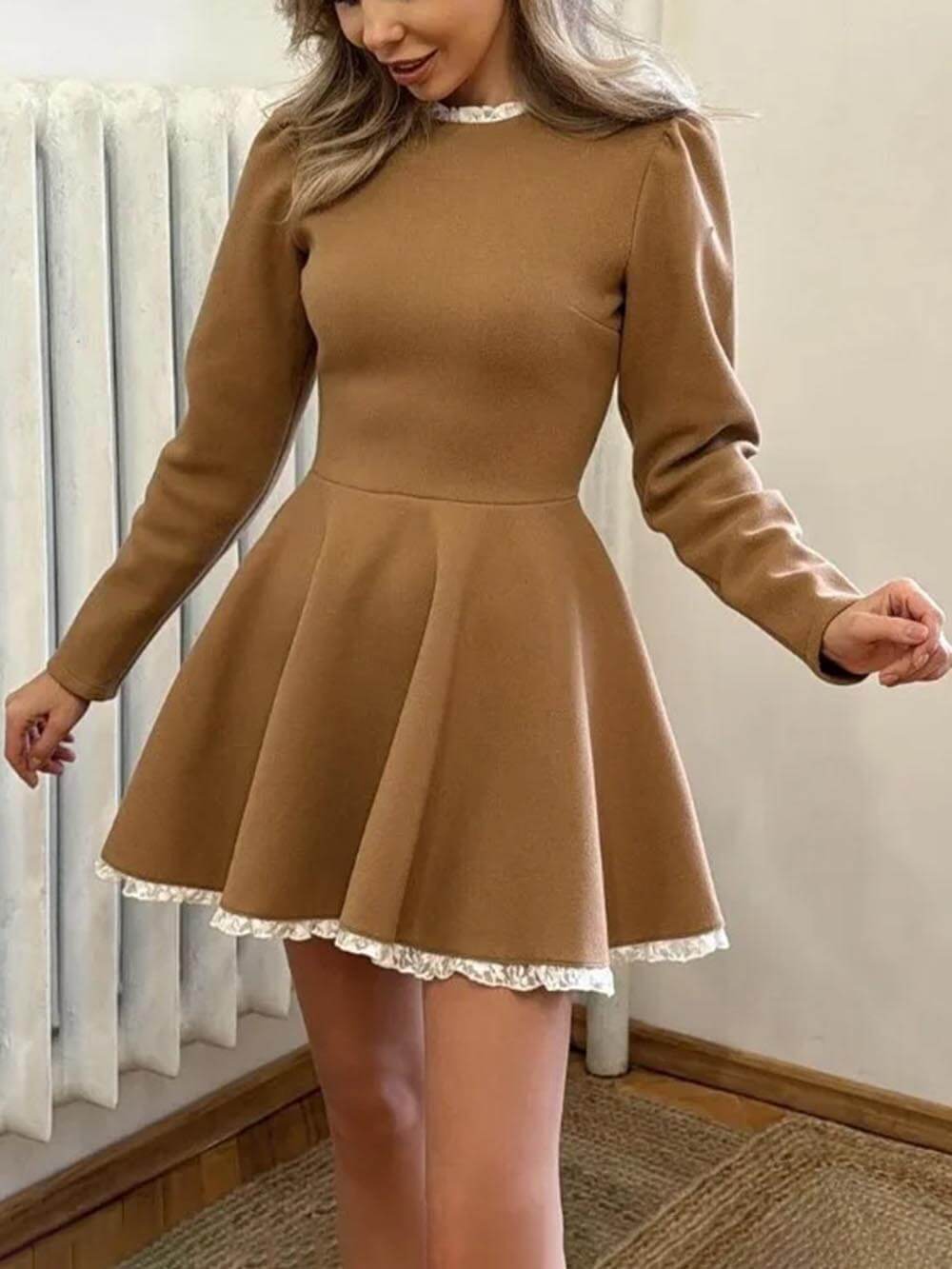 Elegante mini-jurk met kanten paneel, hoge taille en lange mouwen