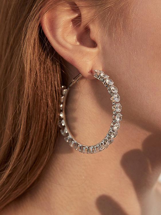 Übertriebene Diamant-Silbernadel-Ohrringe mit großem Kreis