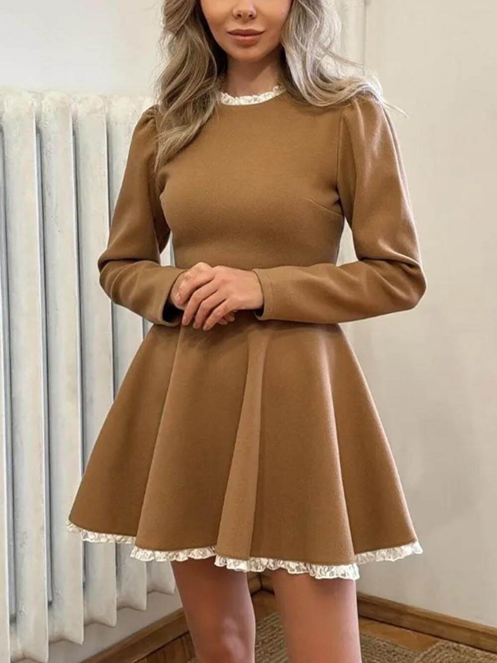 Elegante mini-jurk met kanten paneel, hoge taille en lange mouwen
