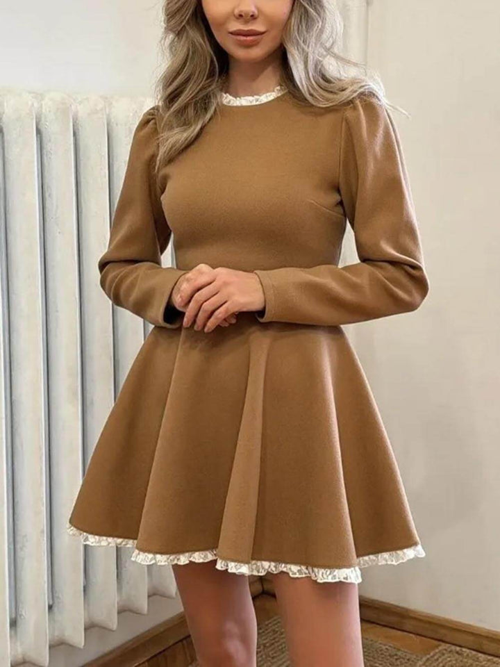 Elegante mini-jurk met kanten paneel, hoge taille en lange mouwen