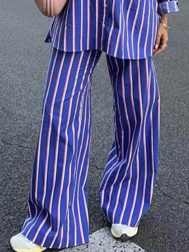 Lässiges, lockeres, gestreiftes Button-Down-Hemd