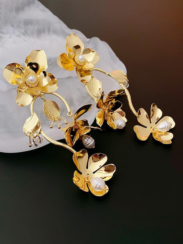 Übertriebene Tropfenohrringe mit Blumen und Perlen