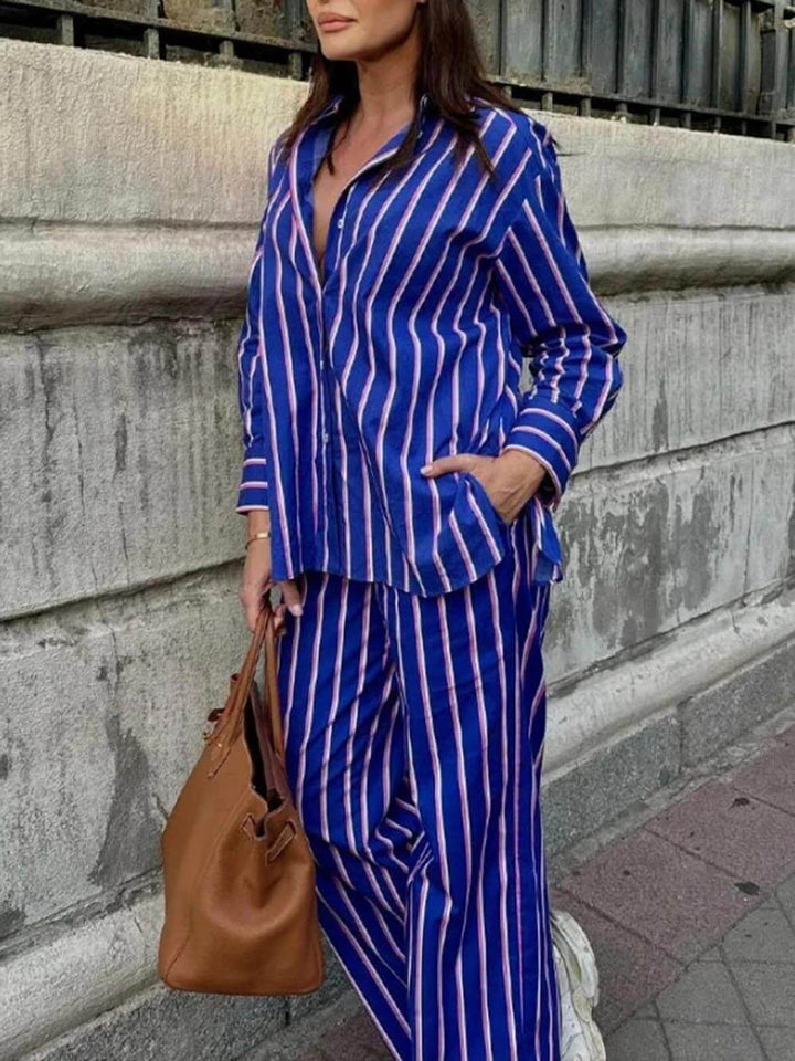 Lässiges, lockeres, gestreiftes Button-Down-Hemd