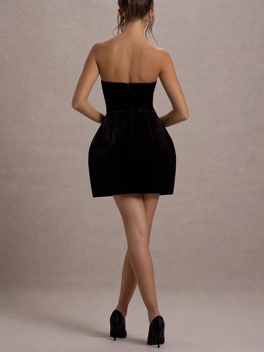 Elegant fløjlsjuveludsmykket bandeau-minikjole