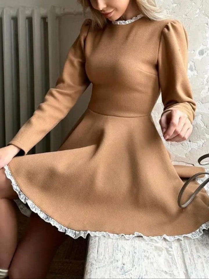 Elegante mini-jurk met kanten paneel, hoge taille en lange mouwen