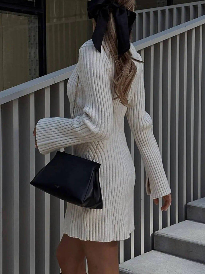 Klassieke en veelzijdige mini-sweaterjurk met klokmouwen