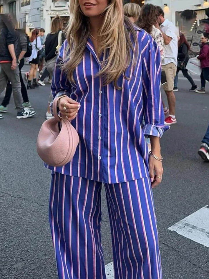 Lässiges, lockeres, gestreiftes Button-Down-Hemd